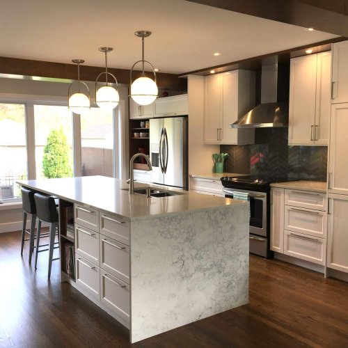 Cuisine moderne avec îlot en quartz _ Constructions RMF