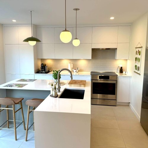 Cuisine rénovée avec îlot en quartz _ Projet Drouin _ RMF Construction