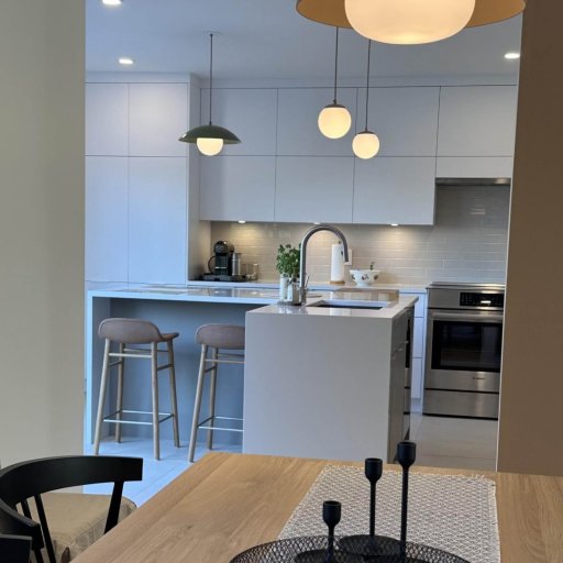 Cuisine rénovée avec îlot et éclairage moderne _ Projet Drouin Cuisine rénovée avec îlot et éclairage moderne _ Projet Drouin
