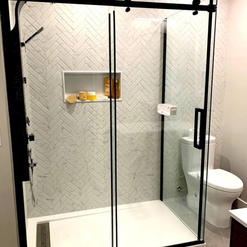 Douche vitrée moderne avec céramique en chevrons _ Rénovations Michel Franche