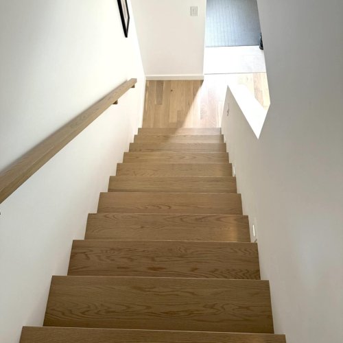 Escalier en bois rénové par RMF Construction