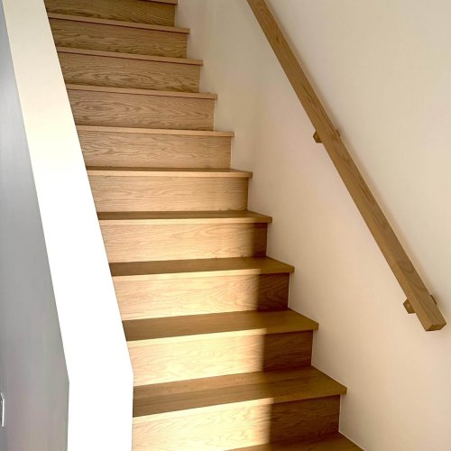 Escalier rénové en bois clair _ Projet Drouin
