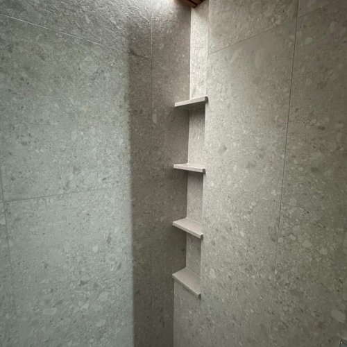 Murs de douche avec tablettes personnalisées _ Constructions RMF