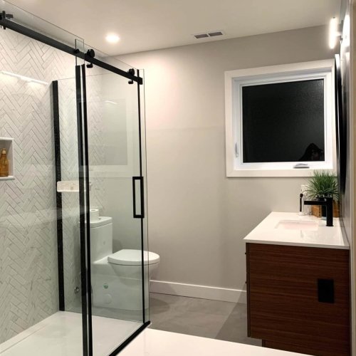 Salle de bain rénovée avec douche vitrée _ Constructions RMF